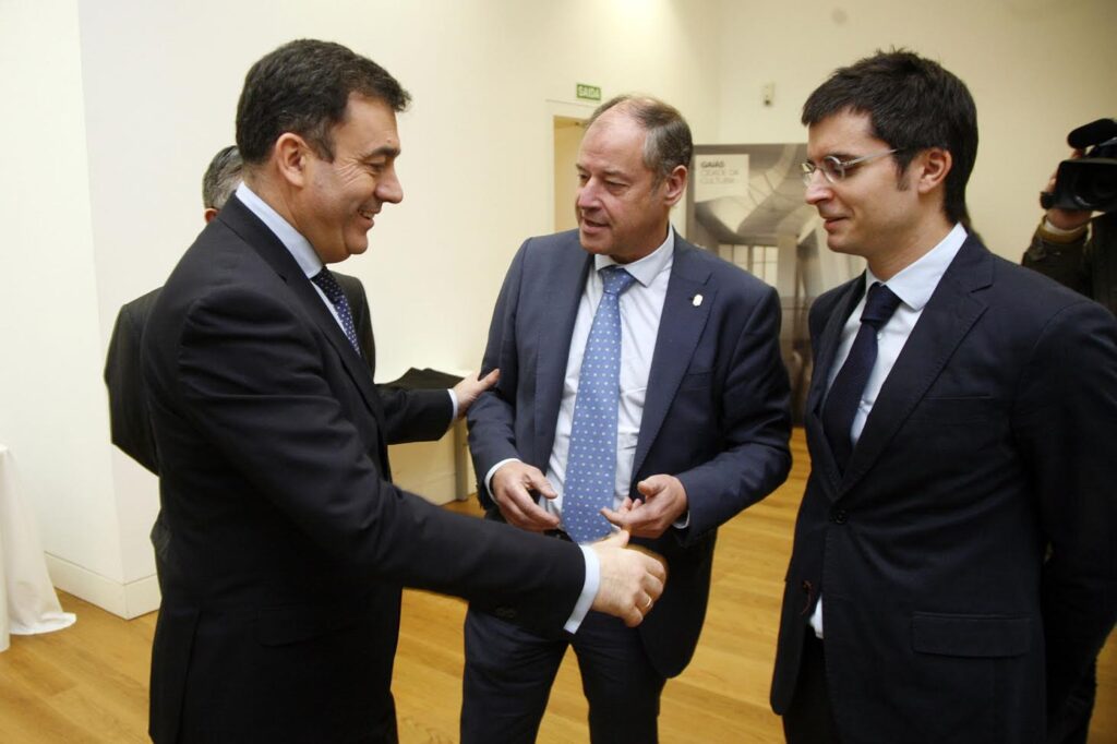 Educación abordará de xeito inmediato coas tres universidades a modificación do mapa de titulacións