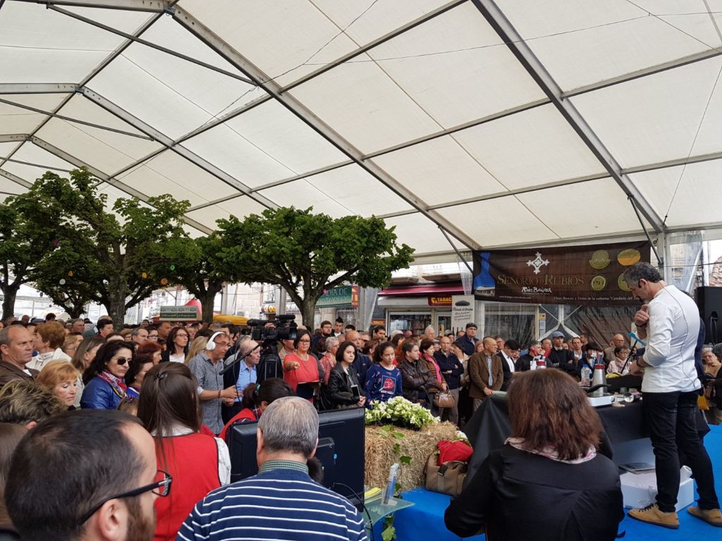 @PepeSolla namora aos asistentes á Feira do Requeixo e do Mel de As Neves ‘cociñando’ o seu pregón