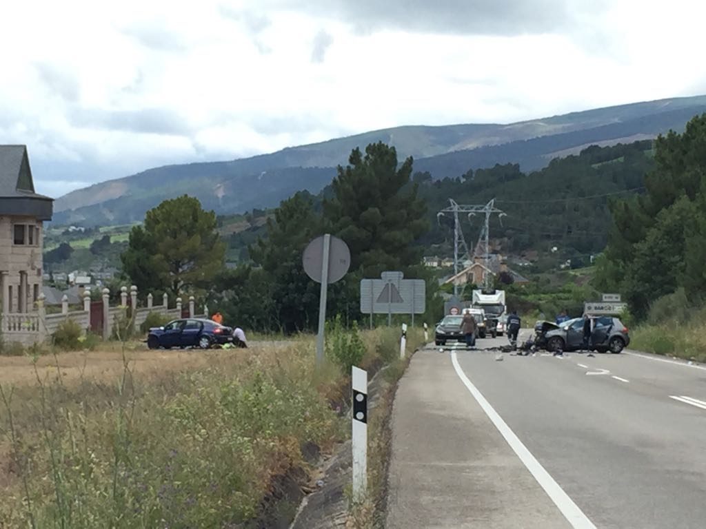 Un bebé de poco más de un mes y su madre, heridos graves en un accidente en O Barco