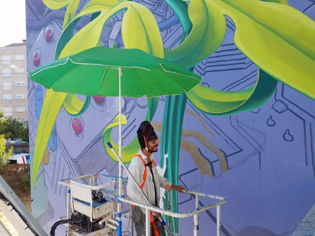 El vigués Liqen, uno de los referentes del arte urbano, y la ‘gurú’ del Street Art, Mona Caron, ultiman el mural de la rúa Coruña