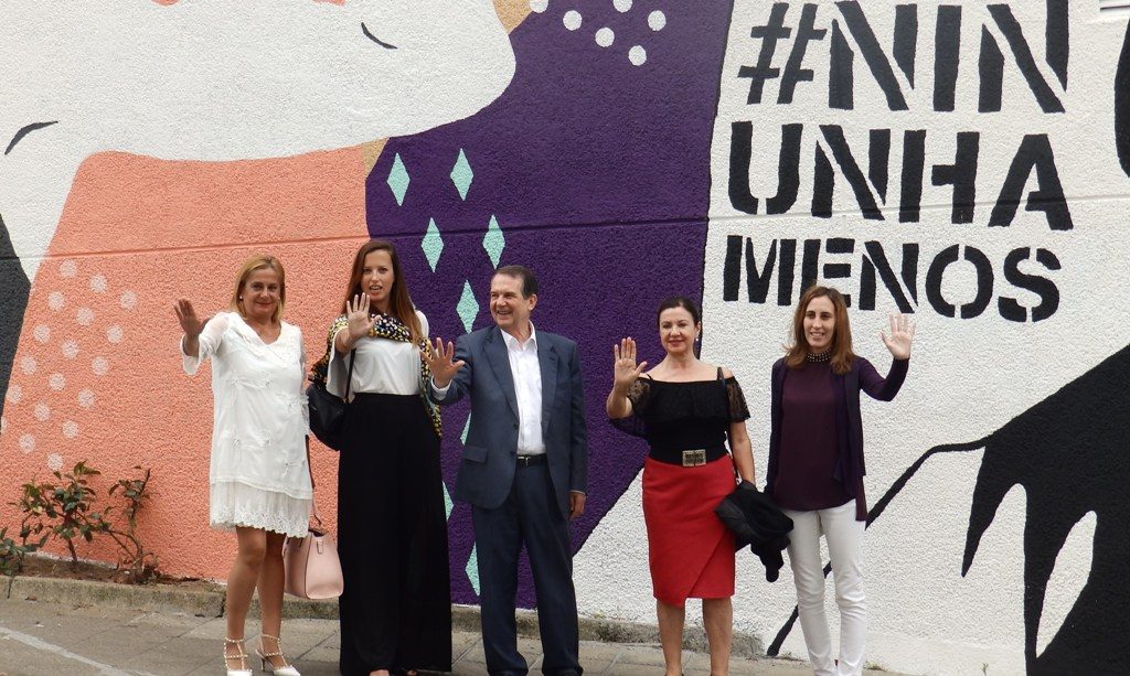 O mural ‘Expostas’, obra da viguesa Vanesa 脕lvarez contra a violencia machista, xa pode verse no Pavill贸n do Berb茅s