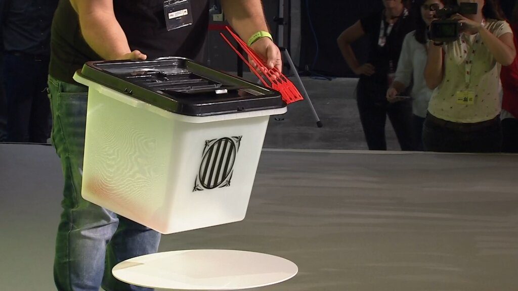 El Govern de la Generalitat enseña las urnas que se usarán en el referéndum del domingo