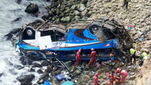 Al menos, 48 muertos al despeñarse un autobús de pasajeros por un precipicio de 100 metros en Perú
