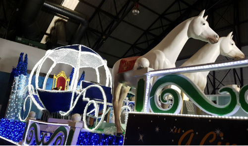 15 carrozas inspiradas en cuentos infantiles de todos los tiempos, 1.250 personas y 4.000 kilos de caramelos en la Cabalgata de Reyes de Vigo