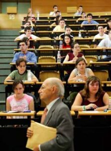 O presidente da Xunta adianta que propor谩 baixar o prezo do m谩sters e conxelar, de novo, as taxas universitarias