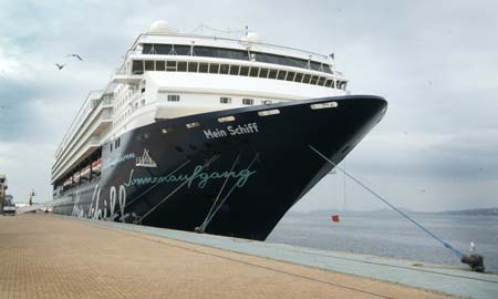 El 'Mein Schiff' atracado en el puerto de Vigo.