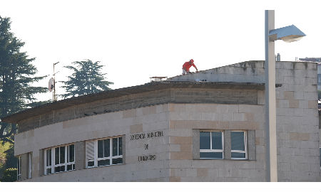 Uno de los obreros, sin el arnés, a las cinco de la tarde de hoy en el tejado de la Xerencia de Urbanismo