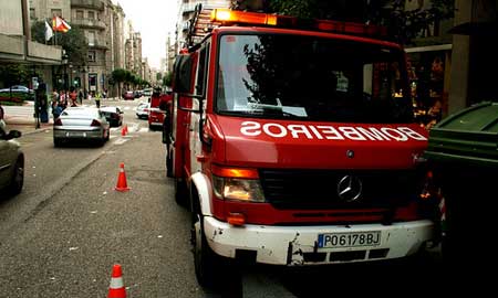 Los bomberos dicen que incluso les presionan para que usen agua y no espuma en la extinción