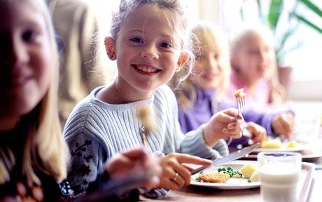 comiendo en el colegio