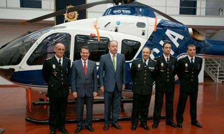 Los condecorados junto a su helicóptero.