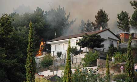 Las llamas casi alcanzan la casa de la familia Pires, en Camos.