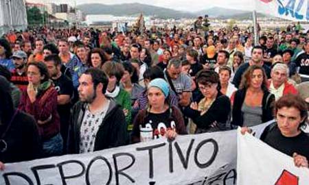 Centenares de cangueses se manifestaron en contra de las obras.