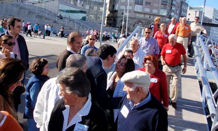 Miembros del PP recibiendo a los vecinos que viajaban en el barco.