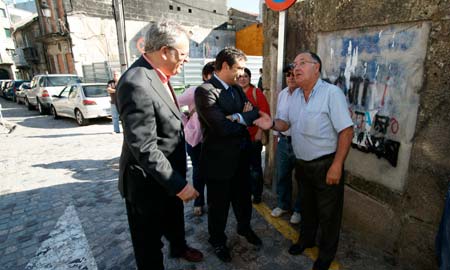 Santi Domínguez e o concelleiro de Patrimonio, Eudosio Álvarez, falan cos veciños.