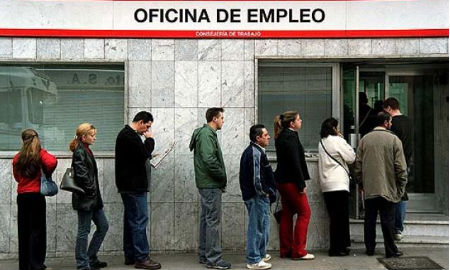 Cola_desempleados_oficina_empleo
