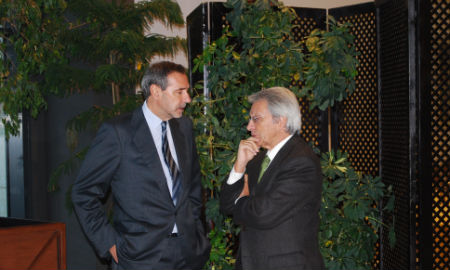 Julio Fernández Gayoso, presidente de Caixanova, con el anterior conselleiro de Economía, hace dos semanas, en Vigo