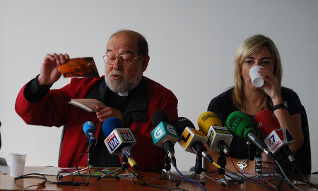 El padre Carlos y la delegada de la Xunta en Vigo