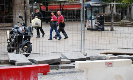 Losas que ha habido que levantar para colocar el cable eléctrico, esta mañana