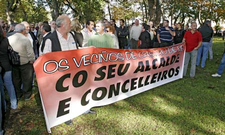 Medio millar de vecinos se concentraron ayer en apoyo a los detenidos.