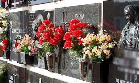 Los cementerios se llenarán este fin de semana de flores.