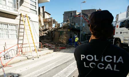 Policía y Bomberos estaban hoy acabando de derruir el edificio.