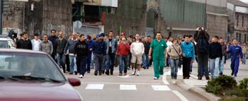 Los trabajadores saliendo de los astilleros de Beiramar.