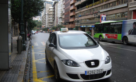 Los taxistas colapsaron los accesos al aeropuerto y al Ifevi.