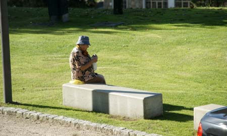 Una señora mayor calcetando en el pazo de San Roque.