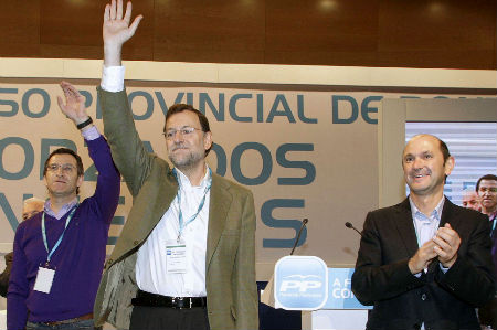 Núñez Feijóo, Mariano Rajoy y Rafael Louzán, saludan al término del congreso