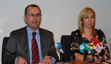 O conselleiro Xesús Vázquez e a delegada, Lucía Molares, na sede da Xunta en Vigo