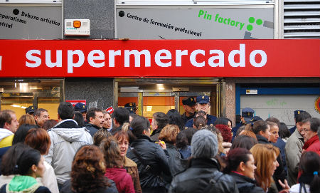 Concentración sobre las 12 del mediodía delante del supermercado Froiz de la rúa Uruguai