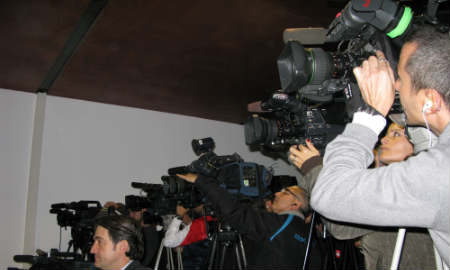 La sala de prensa se quedó pequeña para tantos medios.