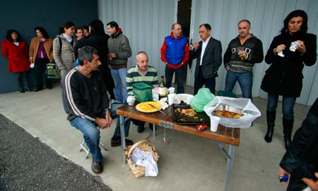 Los trabajadores comieron a las puertas de la empresa.