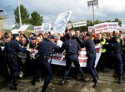 Una manifestación ante el cuartel, hace unos meses