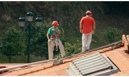 Traballadores sin arneses no tellado de Urbanismo, en Vigo.