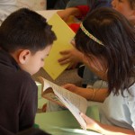 Niños leyendo