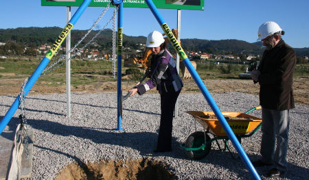 Teresa Pisano y el alcalde de Nigrán, poniendo la primera piedra en Porto do Molle.