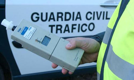 Un policía con el alcoholímetro.