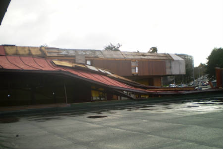 Tejado caído en el Concello.