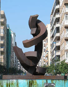Escultura de Xuxo Vázquez instalada desde el Mundial del 82.