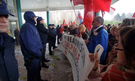 La Policía estuvo pegada en todo momento a la pancarta de los manifestantes.