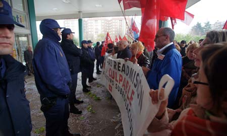 La concentración de protesta a las puertas del Alcampo de Coia.