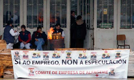 Los trabajadores, durante el encierro en la fábrica de Vigo.