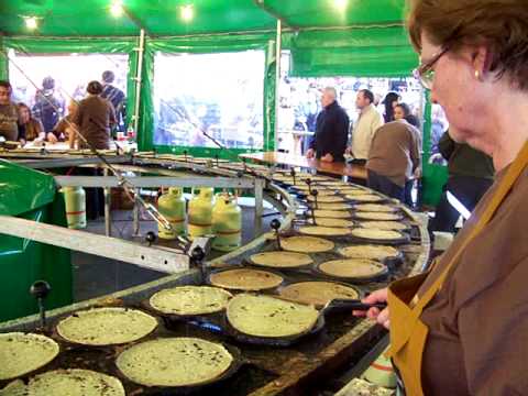 La máquina para hacer las filloas llama la atención de los visitantes.