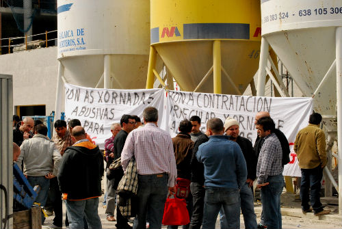 Os traballadores, onte, paralizando as obras do Auditorio de Vigo