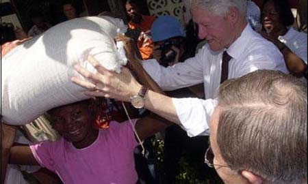 Bill Clinton durante su visita a Haití.