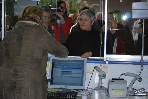 La presidenta de la FAVEC, Elena González, presentando las alegaciones en el Rexistro del Concello