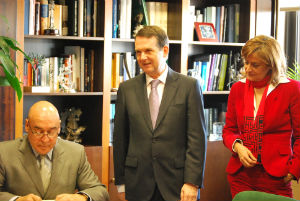 Rojo, firmando en el Libro de Honor de la ciudad, en presencia del alcalde y la senadora Silva