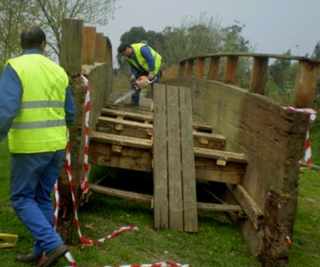 Dous operarios traballan na retirada das pontes de madeira do Lagares