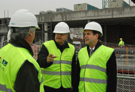 El arquitecto del proyecto, César Portela, junto al alcalde, en la azotea del Auditorio